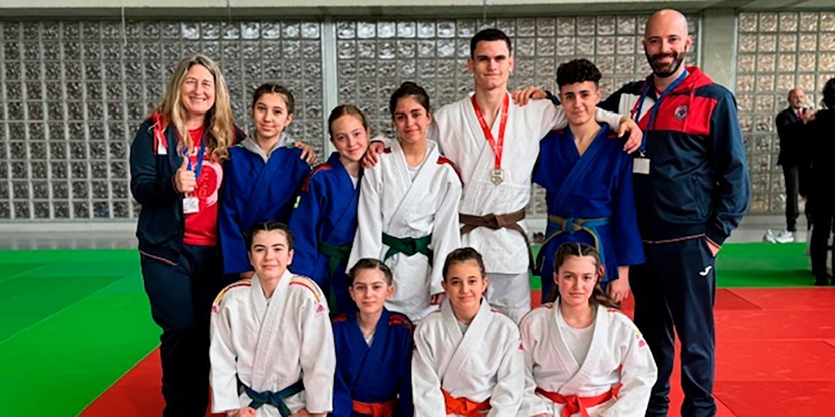 Equipo Infantil del Ribera Navarra con la recién medalla de oro de Marcos Balmont
