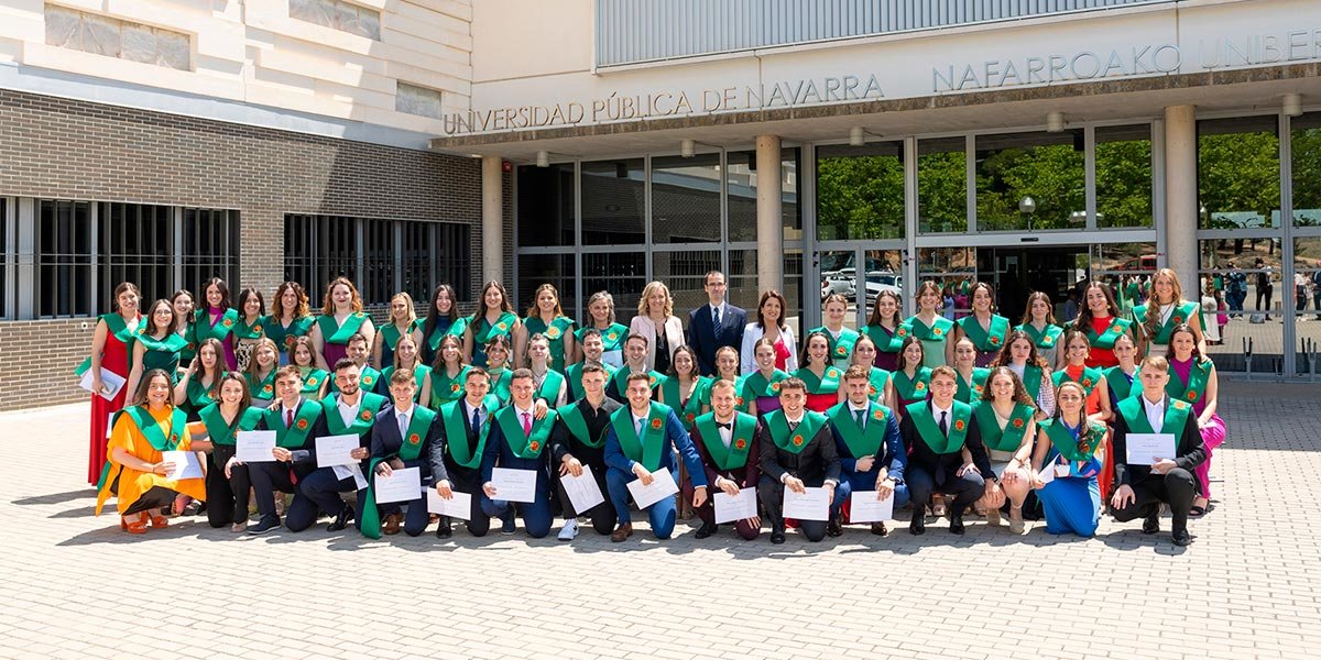 Alumnado graduado de la promoción de Fisioterapia, en el Campus de Tudela