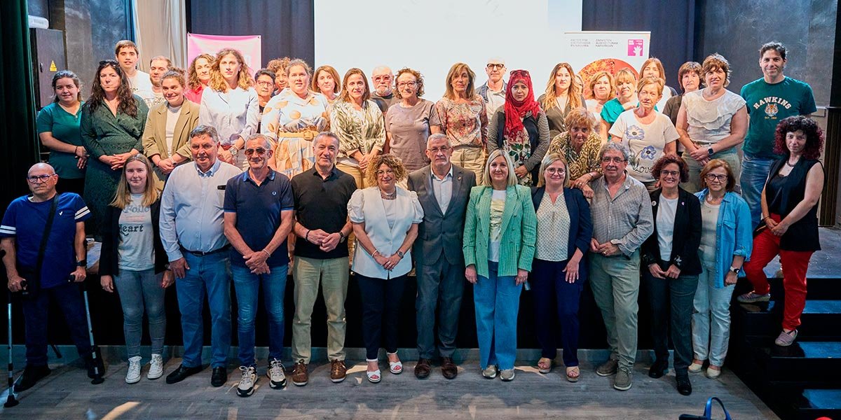 El vicepresidente Taberna, junto a alcaldes y alcaldesas de la zona y representantes de los colectivos adheridos al pacto