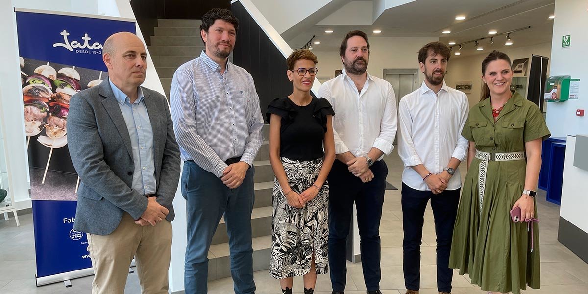 Santiago Osés Eraso (Rockwool), Guillermo García Martínez (Jata), María Chivite, Gonzalo Oliver Amatriáin, Diego Oliver Gimeno (ENHOL) y Cristina Esandi (Jata)