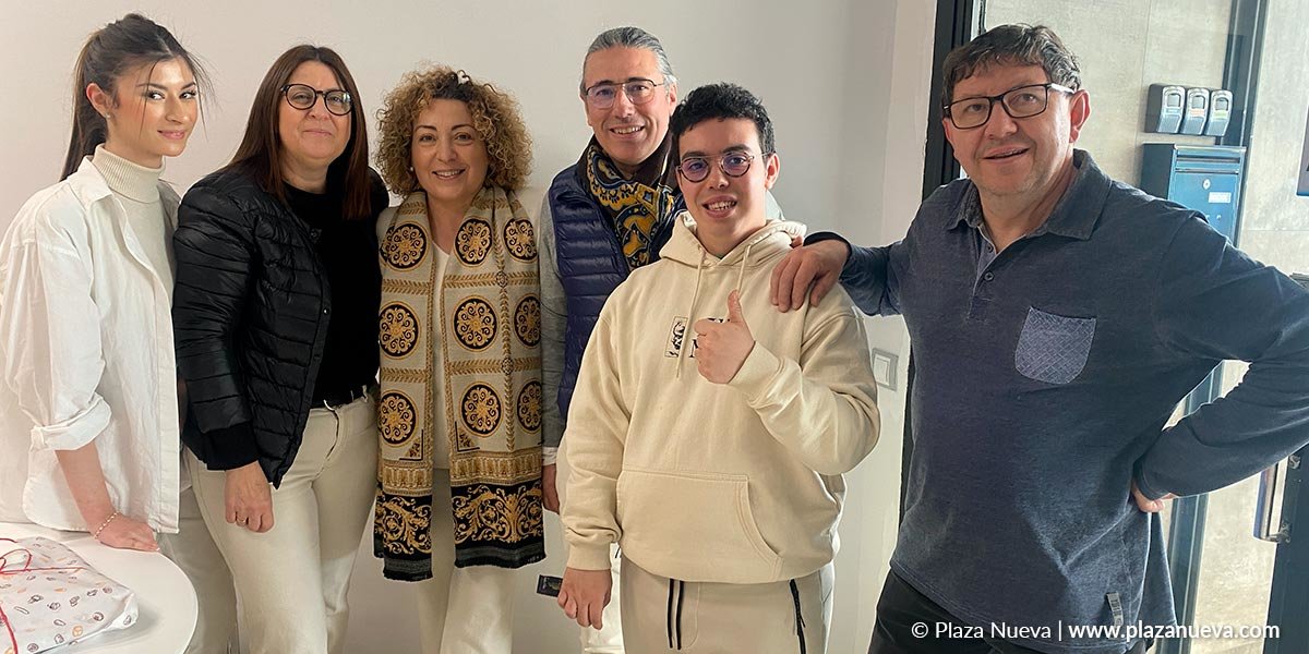 Fátima Kerbaa, Nuria Romeo, Virginia González, José María Romero, Samuel y el director de Plaza Nueva Mariano Navarro