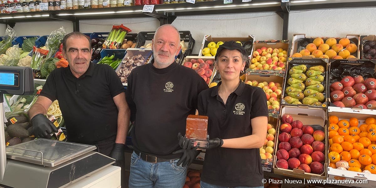 Balbino Ibarra León, Jesús Arriazu Bermeno y Mihaela Stoica en su tienda de Pablo Sarasate