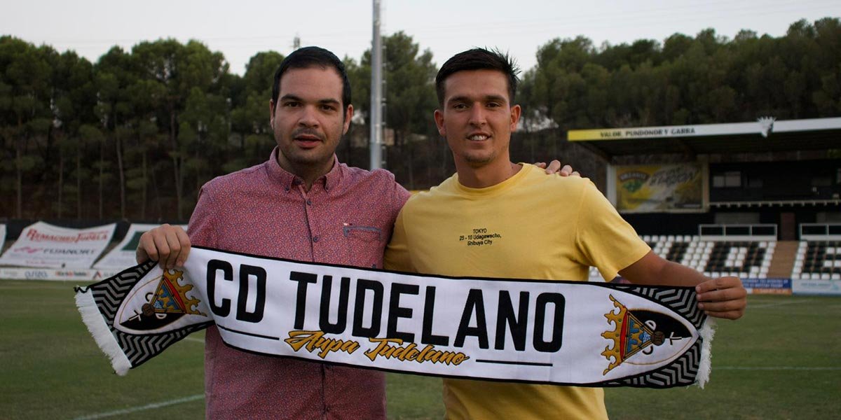 Antonio Cotán posando con una bufanda del CD Tudelano junto al presidente Ramón Lázaro