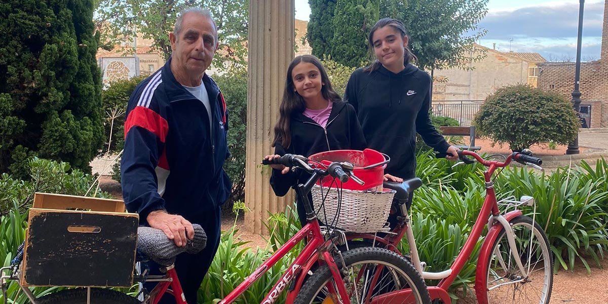 José Salcedo, premio Una vida en bici 2024, con sus entrevistadoras Elsa Morales y Ainara Arnas