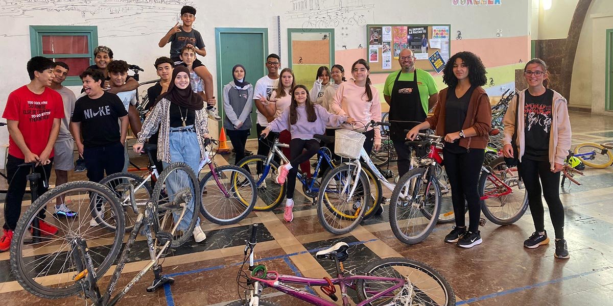 El pasado martes se llevó a cabo un taller de reparación de bicicletas en el IES Alhama con la colaboración del mecánico Imanol Calleja (FiteBike)