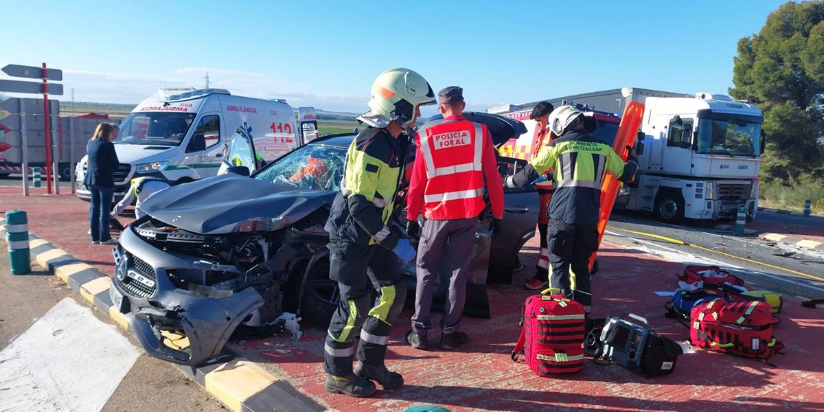 Colisión entre camión y turismo en un accidente de tráfico esta mañana en Valtierra