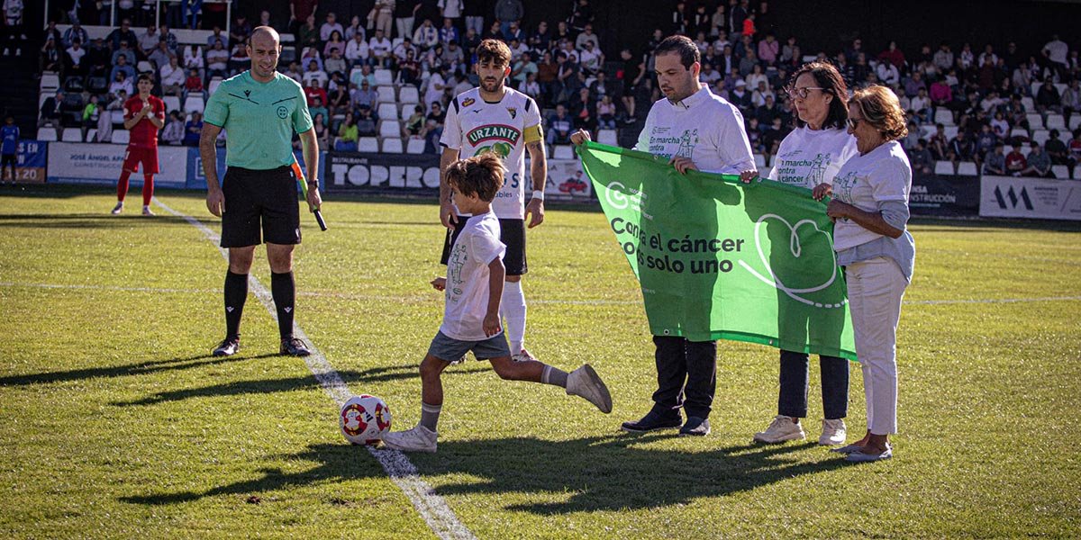 La Asociación Española Contra el Cancer realizó el saque de honor del encuentro entre el CD Tudelano y el Deportivo Aragón